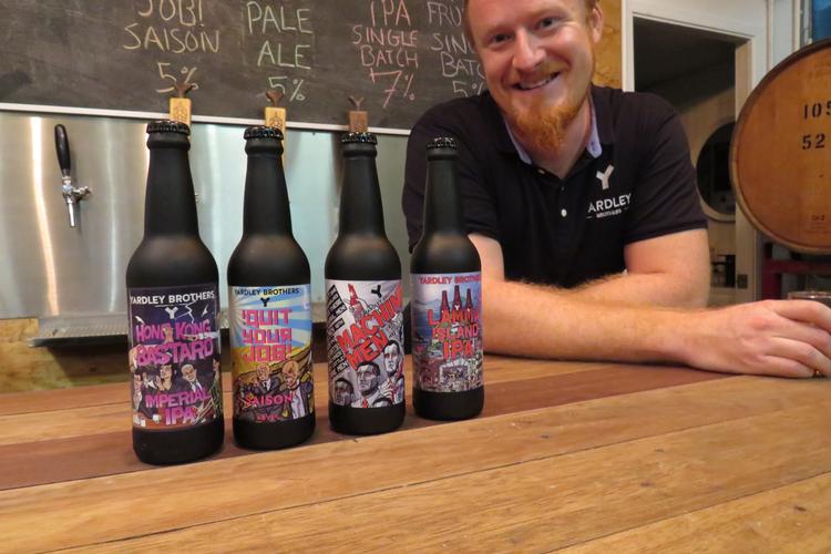 Luke Yardley er manden bag mikrobryggeriet Yardley Brothers. Her fremviser han stolt sine fire typer af flaskeøl, hvoraf Hong Kong Bastard til venstre er præmieret med to priser. Sune Højrup Bencke