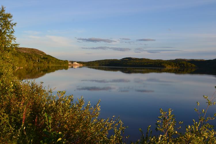 Grænseidyl. Alt ånder fred og fordragelig på selve grænsen mellem Norge og Rusland, og grænseovergangen, som anes ved søens bred, kunne vel ikke ligge smukkere. Kristoffer Flakstad