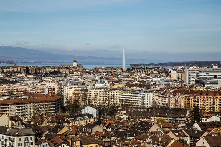 Den berømte fontæne Jet d'Eau er synlig fra det meste af Genève. Springvandet ude i Genève-søen sprøjter vand ca. 130 meter op i luften og er byens mest berømte vartegn. Mikkel Bækgaard
