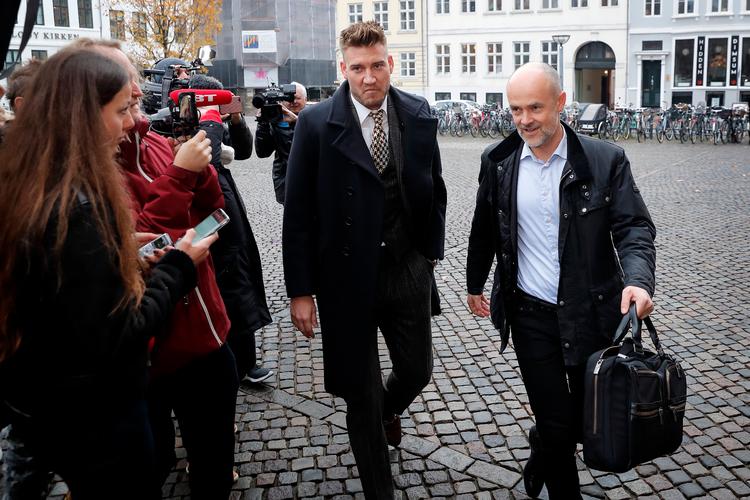 Nicklas Bendtner på vej ind i Københavns Byret med sin advokat Anders Németh fredag morgen. Jens Dresling/POLFOTO