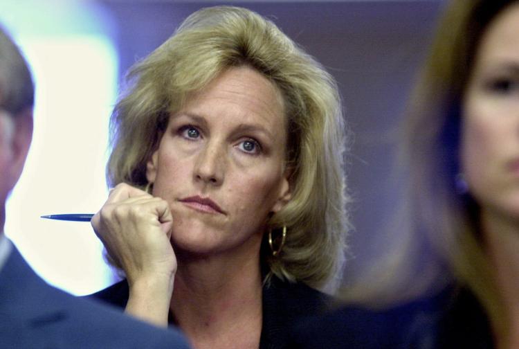Erin Brockovich til en høring om vandkvalitet i Los Angeles i år 2000. Med sin kamp imod kromforurening blve hun et billede på den lille borgers miljøkamp mod de store. (AP Photo/Kim D. Johnson) Kim D Johnson/AP
