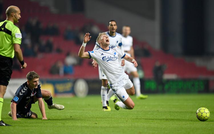 Jens Stage, AGF, har her begået frispark mod Viktor Fischer, da FC København tog imod jyderne i Superligaen 28. oktober og vandt 4-2. Lars Møller/Ritzau Scanpix