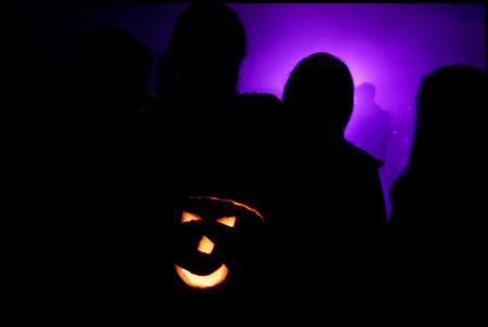 Fejringen af Halloween, der for mange børn er lige med meget slik, kan også sagtens være anledning til refleksion over sværere tilgængelige emner som sorg og død. Arkivfoto Thomas Borberg
