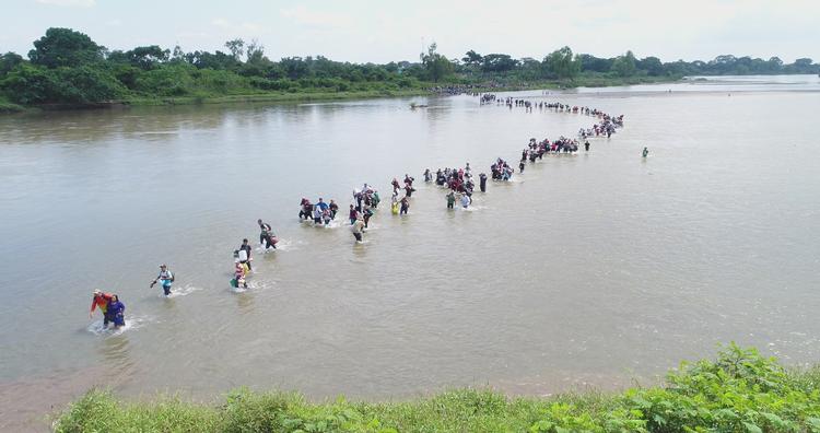 En ny gruppe migranter krydsede fredag grænsen til Mexico ved at gå gennem floden Suchiate. Dermed er yderligere 1000-1500 migranter på vej mod USA. Ocar Rivera/AP