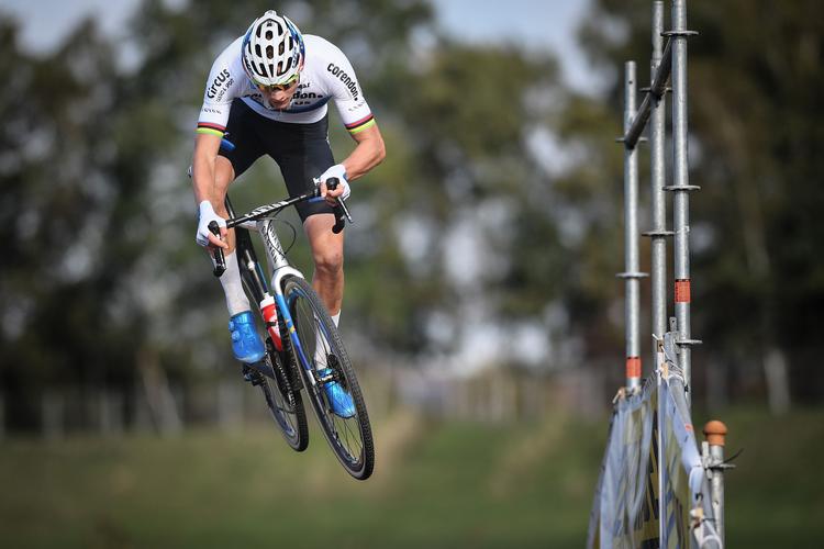 Trods et uventet nederlag i torsdags er hollænderen Mathieu van der Poel stadig favorit til at genvinde sit europamesterskab i cykelcross søndag på hjemmebane. David Stockman/Ritzau Scanpix
