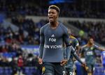 Demarai Gray  blev matchvinder mod Cardiff. Leicester-truppen rejser nu til den afdøde klubejers begravelse i Thailand. Darren Staples/Ritzau Scanpix