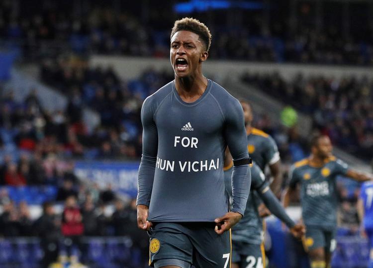 Demarai Gray  blev matchvinder mod Cardiff. Leicester-truppen rejser nu til den afdøde klubejers begravelse i Thailand. Darren Staples/Ritzau Scanpix