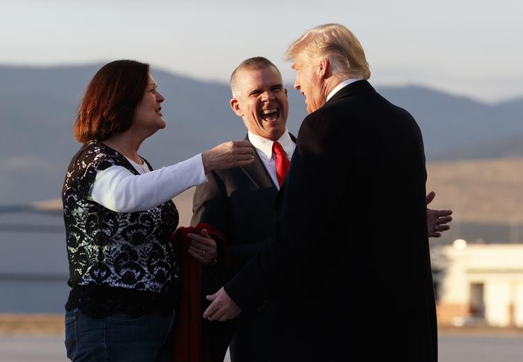 
    Præsident Donald Trump møder en af sine konservative støtter,  Matt Rosendale i Montana..(AP Photo/Carolyn Kaster)
   Carolyn Kaster/AP