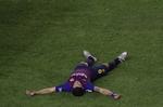 Luis Suarez puster ud efter den hektiske slutspurt, som sikrede sejren over Rayo Vallecano.  (AP Photo/Manu Fernandez)
   Manu Fernandez/AP