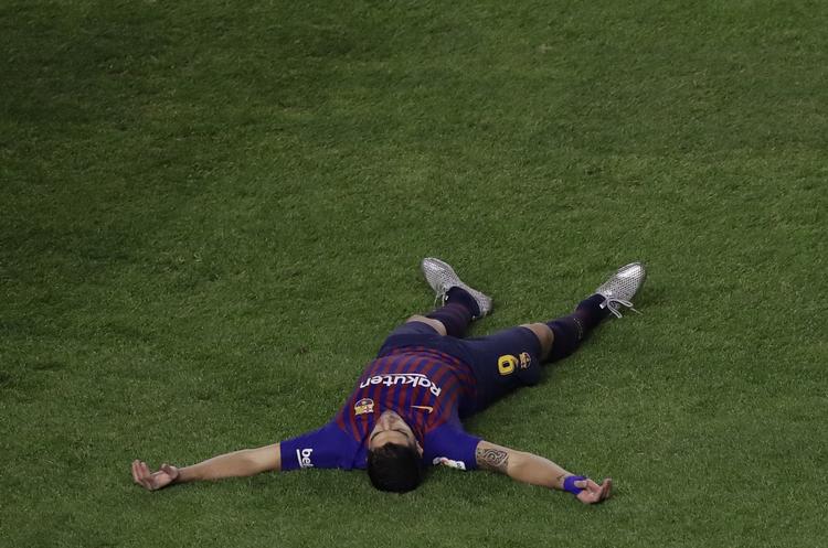 Luis Suarez puster ud efter den hektiske slutspurt, som sikrede sejren over Rayo Vallecano.  (AP Photo/Manu Fernandez)
   Manu Fernandez/AP