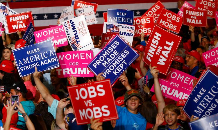 Trump holder Rallys for at sikre stemmer. Og så satser han også på Gud og kirken. Butch Dill/AP