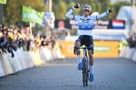 Hollænderen Mathieu van der Poel har sikret sig ret til endnu et år i den EM-trikot, som han her optræder i ved sejren for en uge siden i Ruddervoorde. David Stockman/Ritzau Scanpix