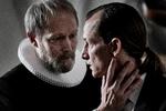  Johannes (Lars Mikkelsen) tv og Svend (Joen Højerslev) th. Tine Harden, DR