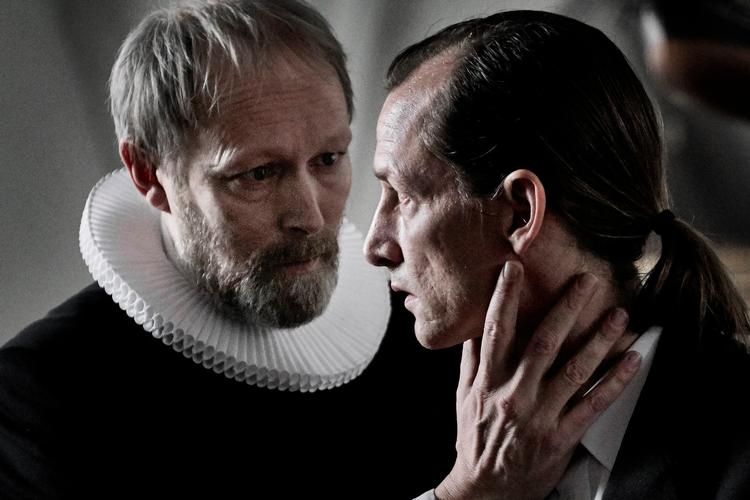  Johannes (Lars Mikkelsen) tv og Svend (Joen Højerslev) th. Tine Harden, DR