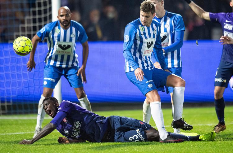 Midtjyllands Paul Onuachu i nærkamp med Esbjergs Jeppe Brinch. John Randeris/Ritzau Scanpix