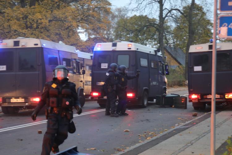 
    Uro efter fodboldkampen Brøndby-FCK på Brøndby Stadion En fangruppering har kastet sten mod politiet og anvendt tåregas.  (Foto: Mathias Øgendal/Ritzau Scanpix)
   Mathias Øgendal/Ritzau Scanpix