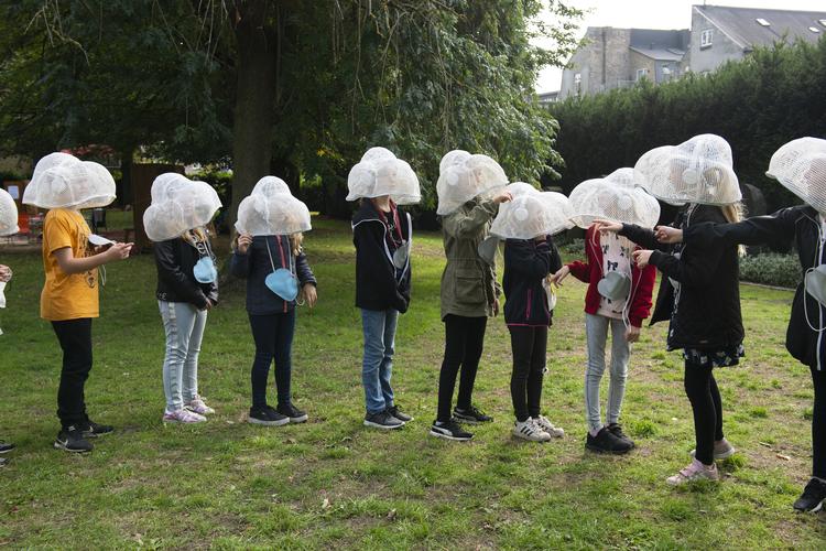 
    Unge i alderen mellem barn og teenager lever et meget kønsopdelt liv men her er 4. klasse fra Voldumegenens Friskole samlet i leg. Arkivfoto: Stine Rasmussen
   Stine Rasmussen