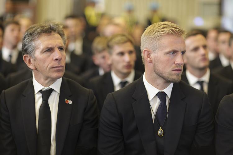 Målmanden Kasper Schmeichel (til højre) deltog i går i begravelsen af Vichai Srivaddhanaprabha, der ejede fodboldklubben Leicester City. Her ses han sammen med klubbens manager Claude Puel. /AP
