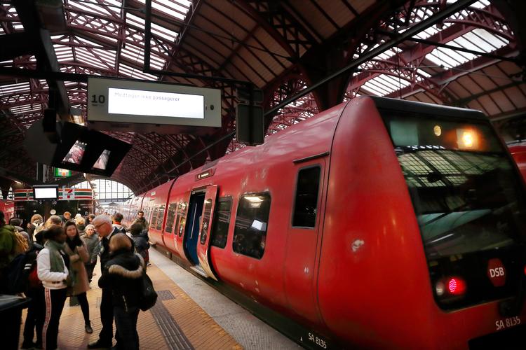 S-togs passagerer venter på Københavns Hovedbanegård, efter en arbejdsnedlæggelse hos lokoførerne. Jens Dresling/POLFOTO