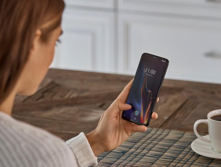 OnePlus 6T er en af de første telefoner på dansk jord, der har en fingeraftrykslæser indbygget i skærmen. OnePlus