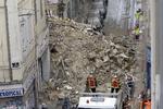 Brandmænd arbejder på stedet, hvor to bygninger er styrtet sammen i Marseille i Sydfrankrig. To forbipasserende kom til skade. Claude Paris/AP