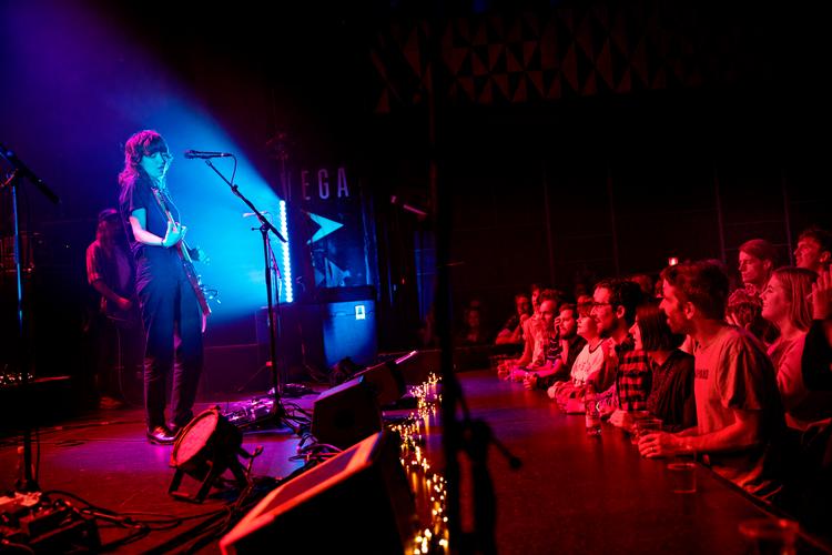 Courtney Barnett, der oven i købet havde fødselsdag, var aftenens absolutte hovedperson, men bandet bakkede op med præcision og entusiasme.
  
   Arkivfoto Jacob Ehrbahn