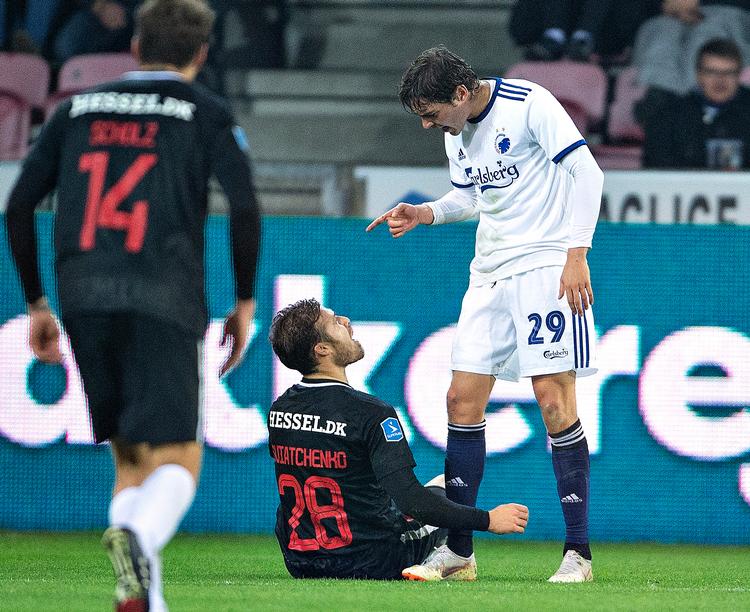 FCK's Robert Skov (th.) fik en lille snak med FC Midtjyllands Erik Sviatchenko i pokalkampen i torsdags af Sydbank pokalen mellem FC Midtjylland og FC  Herning. Det handlede ikke om landsholdet. Henning Bagger/Ritzau Scanpix