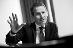 Finansminister Kristian Jensen (V) vil indføre pligt til at udveksle informationer om skattely i EU. »Vores bekymring er, at hvis ikke vi får lavet en sådan forpligtelse til informationsudveksling, vil der være for mange, der forsøger at snyde. Og nogle af dem vil også få held med at snyde, uden at de bliver stoppet i tide«, siger han. 
   Peter Hove Olesen/POLFOTO