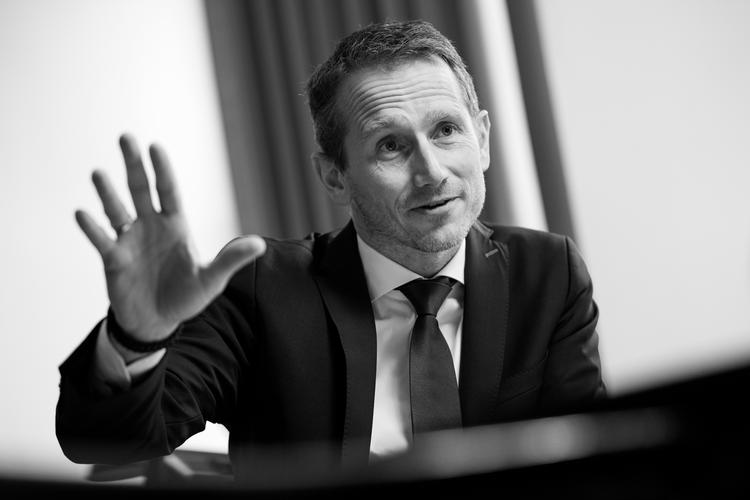 Finansminister Kristian Jensen (V) vil indføre pligt til at udveksle informationer om skattely i EU. »Vores bekymring er, at hvis ikke vi får lavet en sådan forpligtelse til informationsudveksling, vil der være for mange, der forsøger at snyde. Og nogle af dem vil også få held med at snyde, uden at de bliver stoppet i tide«, siger han. 
   Peter Hove Olesen/POLFOTO