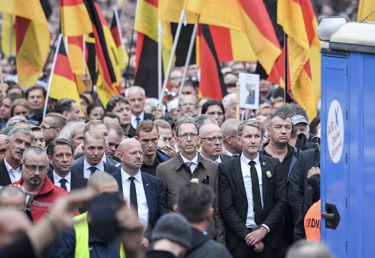 AfD's leder i Thüringen, Björn Höcke, deltog i en demonstration i september i Chemnitz efter mordet på en tysk mand, angiveligt begået af to mænd fra Irak og Syrien. (Ralf Hirschberger/dpa via AP) Ralf Hirschberger/AP