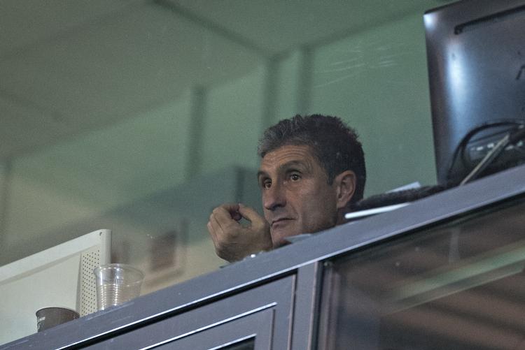 Vejle-træner Adolfo Sormani havde karantæne og så kampen fra en skyboks. Men der spekuleres i, om han alligevel var med til at coache Vejles målmand, Marco Ferrari, under kampen. Claus Fisker/Ritzau Scanpix