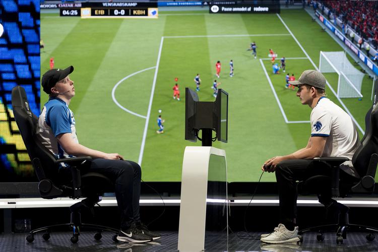 Daniel Chrøis (t.v.) og August "Agge" Rosenmeier under kampen i eSuperligaen mellem Esbjerg og FCK i TwentyFourSevens Studier, mandag den 5. november 2018. Claus Bech/Ritzau Scanpix