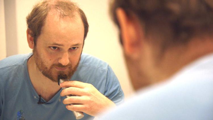 Joachim er en af de fire mænd i tyverne, som DR 3 følger i 'Jomfruernes klub'. 