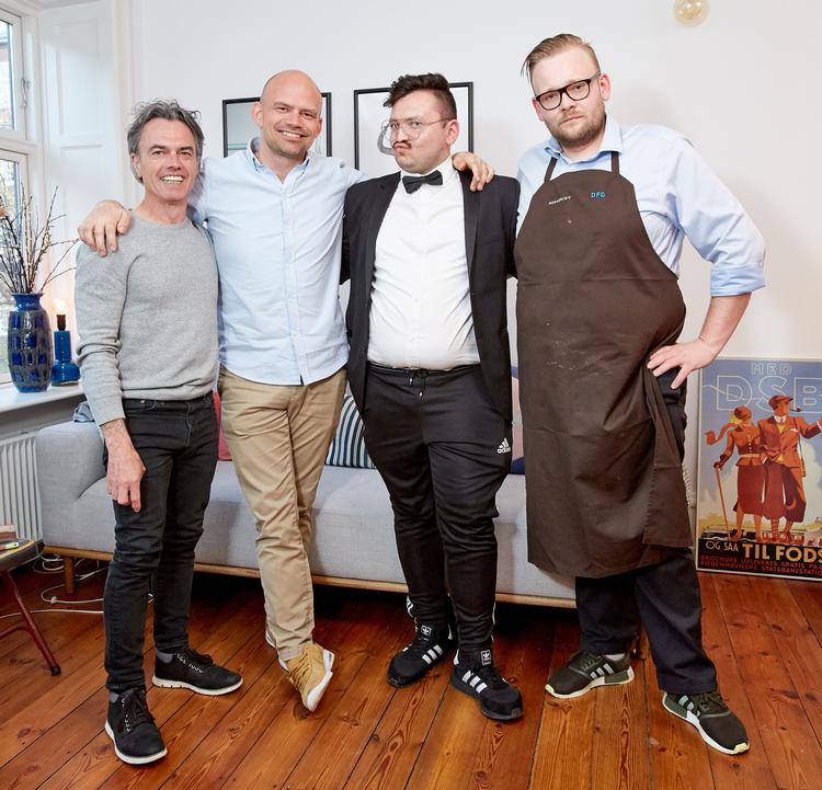 Det plejer at være almindelige stjerners amatørmadlavning, men denne gang er det mesterkokken Francis Cardenau, der inviterer Jesper Vollmer, Umut Sakarya og Morten Krogholm  hjem på TV3. TV3