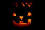 Vi skærer græskar og har det skægt med fremmede mennesker ved halloween. Måske mister vi endda fodfæstet, men vi lander trygt igen. Thomas Borberg/POLFOTO