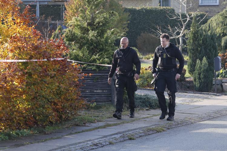 Den 68-årige kvinde er blevet sigtet for at have dræbt sin mand og parteret liget med en fukssvans i parrets fælles bolig i Herlev. Tirsdag var politiet til stede ved kvindens bolig.  Jens Dresling/POLFOTO