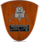 Platten her blev i sidste uge solgt på auktion for 48 millioner kroner. Nederst sidder en plade, der identificerede Neil Armstrong som passager på rumskibet Apollo 11. Heritage Auctions