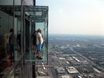 Få testet din højdeskræk i The Ledge – glasboksen i Chicago, der går 1,3 meter ud fra bygningen og har udsigt 412 meter ned. Lars Hansen