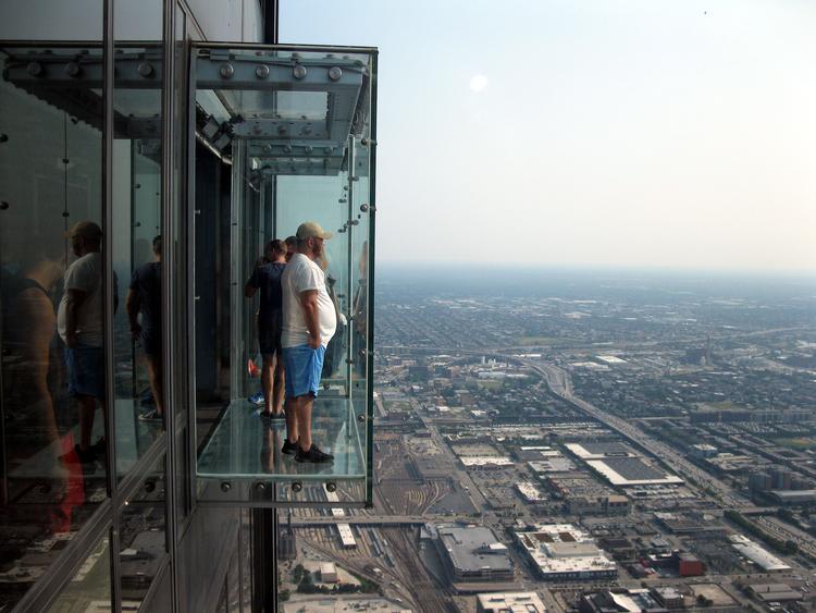 Få testet din højdeskræk i The Ledge – glasboksen i Chicago, der går 1,3 meter ud fra bygningen og har udsigt 412 meter ned. Lars Hansen