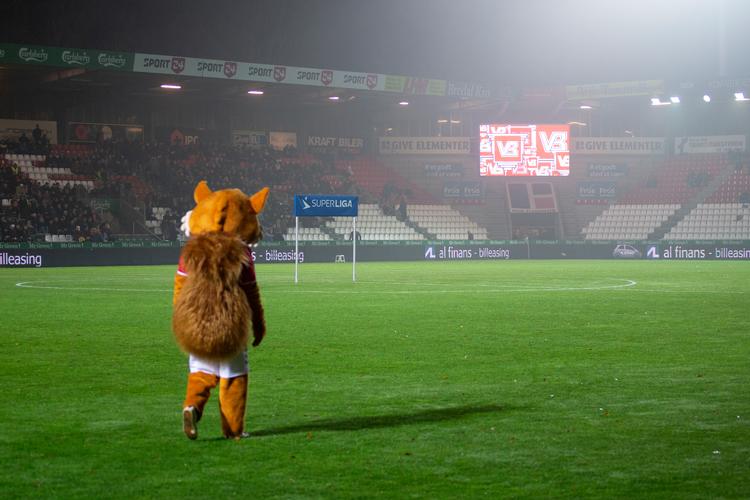 Der har blæst nye vinde over Vejle Boldklub, siden en gruppe hemmelige investorer overtog klubben for to år siden. Men ikke alt er nyt. Som maskotten Eigil Egern, der stadig varmer tilskuerne op før hver hjemmekamp. Therese Jægtvik/POLFOTO
