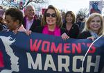 Demokraternes leder i Repræsentanternes Hus, Nancy Pelosi, i kvindedemonstration mod Det Hvide Hus i januar. Hvis Pelosi bliver genvalgt som formand, skal hun lede en demokratisk gruppe med nye beføjelser overfor præsidenten.  Foto: (AP Photo/Cliff Owen) Cliff Owen/AP