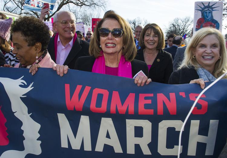 Demokraternes leder i Repræsentanternes Hus, Nancy Pelosi, i kvindedemonstration mod Det Hvide Hus i januar. Hvis Pelosi bliver genvalgt som formand, skal hun lede en demokratisk gruppe med nye beføjelser overfor præsidenten.  Foto: (AP Photo/Cliff Owen) Cliff Owen/AP