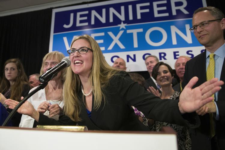 Jennifer Wexton fra Virginia er en af de mindst 23 demokrater, der har vundet sæder, som der hidtil har siddet republikanere på. Alex Brandon/AP