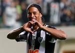 Ronaldinho tryllebandt tilskuerne med sine driblinger og mange mål, men udenfor banen er det gået knap så godt, hvis spanske og brasilianske medier skal stå til troende. Bruno Magalhaes/AP