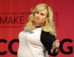 Australske Rebel Wilson er kommet i uføre, efter hun på The Ellen Show påstod at være den første overvægtige kvindelige skuespiller til at spille hovedrolle i en romantiske komedie. En udtalelse, der negligerede en række kvindelige kollegaer, der alle har spillet hovedroller i sådanne film. Matt Slocum/AP