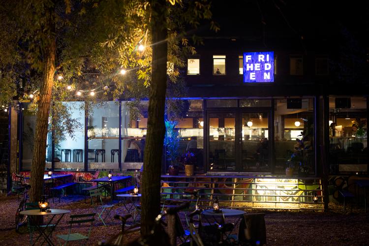 Cafeen har både udepladser mod parken og bagtil, hvor der er linet op med bord- og bænkesæt. Therese Jægtvik/POLFOTO