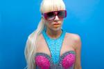 Fotografen Derrick Santini bruger Lady Gagas portrætter til at sætte fokus på, hvor fejlbehæftet vores egen opfattelse af vores udseende er. Derrick Santini