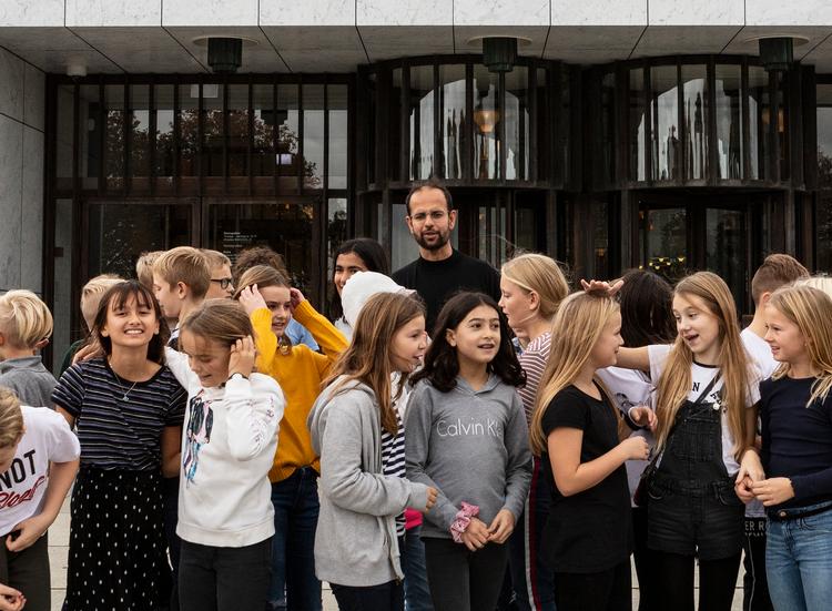 Tino Sehgals værker eksisterer kun, når de bliver opført. I værket ’This success/This failure’  løber en snes børn rundt og udfører handlinger, der er lige så koreografisk indstuderet som de øvrige værker. Niels Fabæk