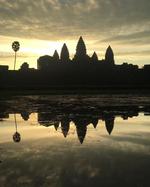 Solen står op over det enorme og fascinerende tempelkompleks Angkor Wat, der blev bygget af khmererne i begyndelsen af det 12. århundrede. Foto: @morten_enggaard_rasmussen