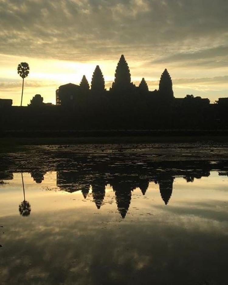 Solen står op over det enorme og fascinerende tempelkompleks Angkor Wat, der blev bygget af khmererne i begyndelsen af det 12. århundrede. Foto: @morten_enggaard_rasmussen